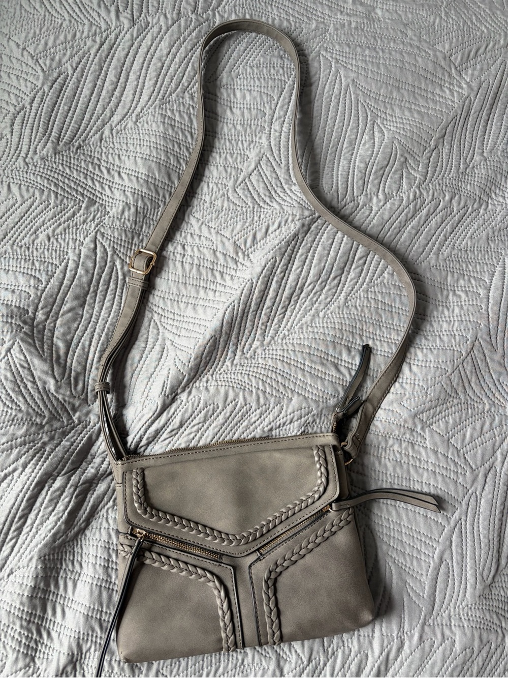 Gray purse with lots of pockets